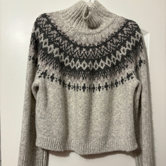Abercrombie turtle neck cropped sweater • size M - Picture 1 of 3